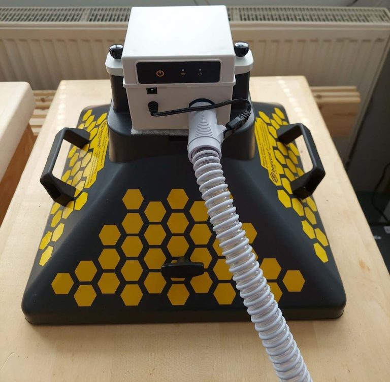 Das Beecura System ist auf einem Bienenstock aufgesetzt