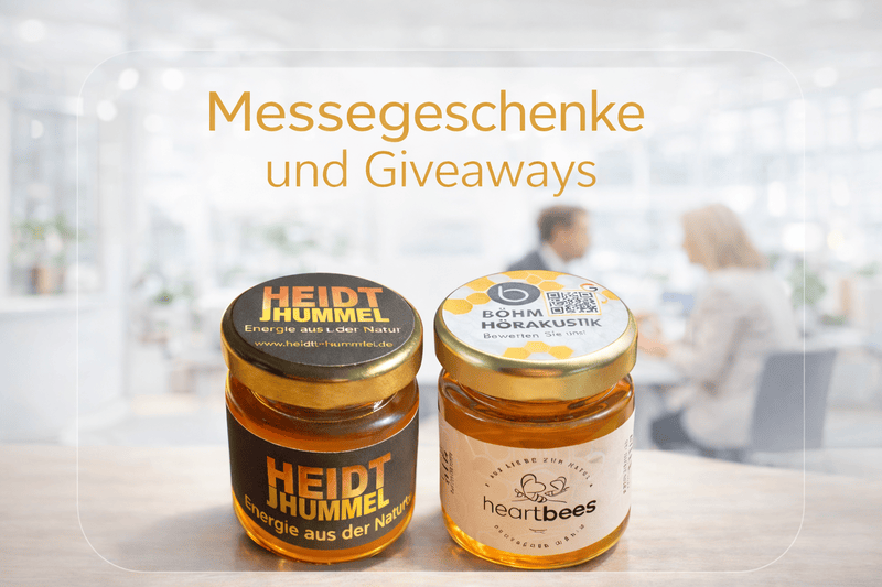Das Bild zeigt zwei individuell designte Honiggläser für Firmenwerbung