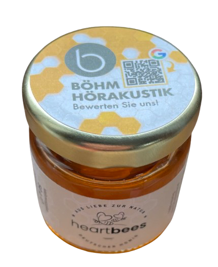 Firmenhonigglas mit eigenem Logo und QR-Code auf dem Deckel