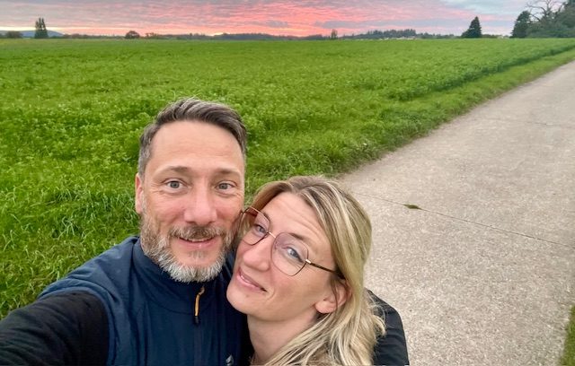 Elmar und Melanie zusammen vor einem Abendhimmel
